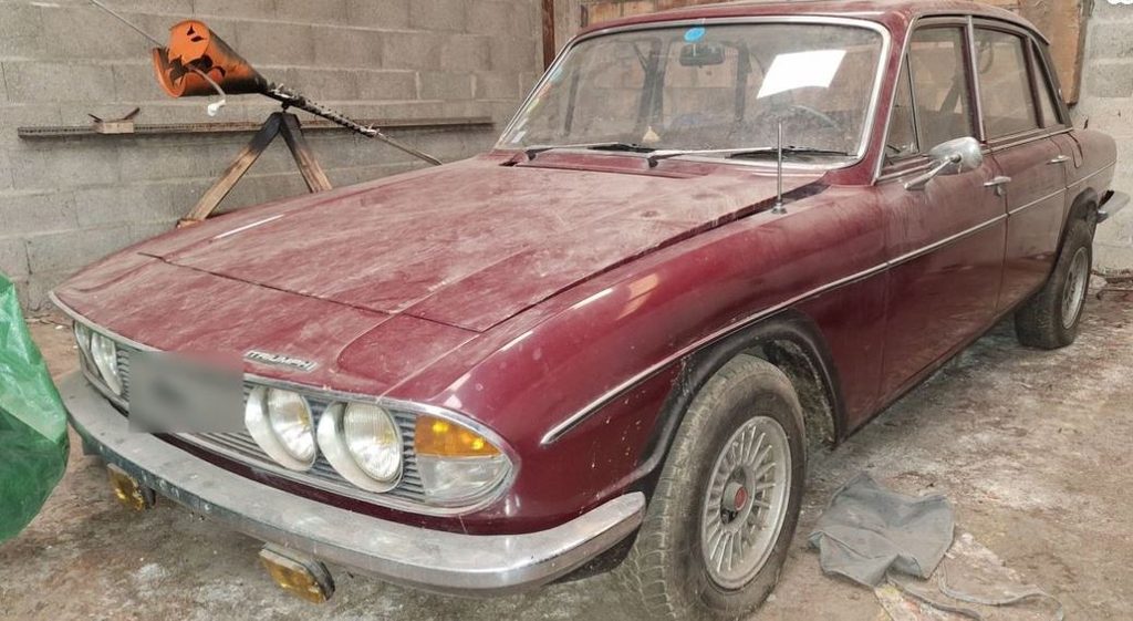 Triumph 2500 MK2 de 1972 poussiéreuse découverte dans un garage