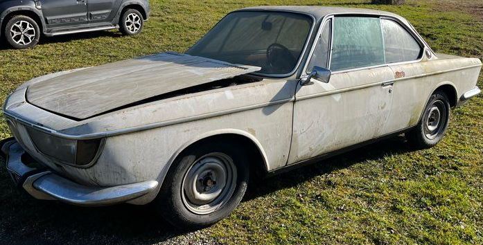 BMW 2000 CS de 1969 abandonnée, avec carrosserie poussiéreuse et capot entrouvert
