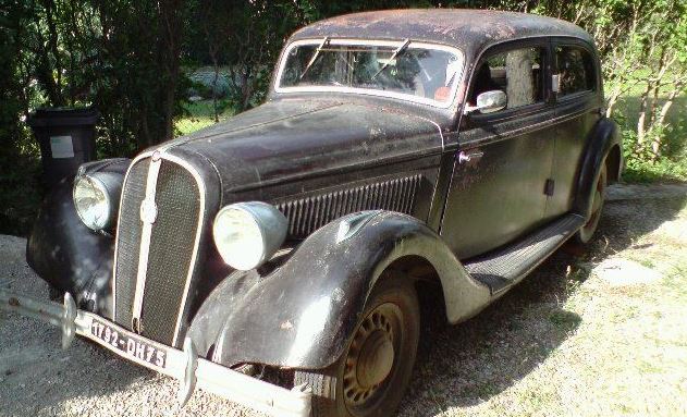 Hotchkiss Cabourg 480 de 1936 dans son état d'origine, stationnée sous les arbres