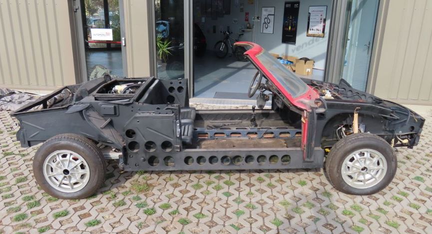 Châssis nu de Matra LX 1.7 de 1971, avec structure métallique et roues apparentes