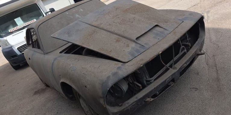 Alfa Romeo 2600 Sprint de 1963 couverte de poussière, partiellement démontée et retrouvée après une longue immobilisation