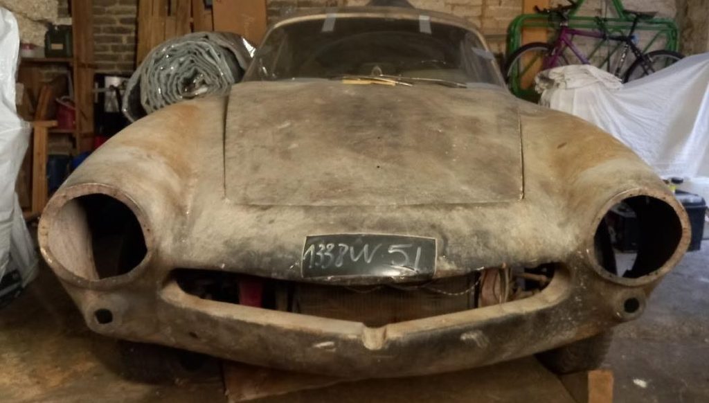 Alfa Romeo Giulietta Sprint Speciale 1300 de 1961 retrouvée dans une grange, carrosserie poussiéreuse et phares manquants.