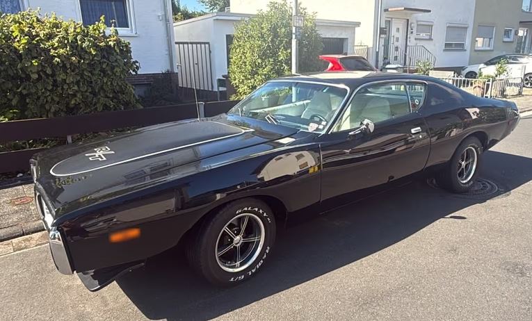 Dodge Charger R/T de 1972 noire, équipée d'un V8 de 6,6 litres, photographiée de trois quarts avant.