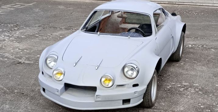 Alpine A110 1600 S de 1970 en cours de restauration, carrosserie gris clair en apprêt et habitacle partiellement démonté.