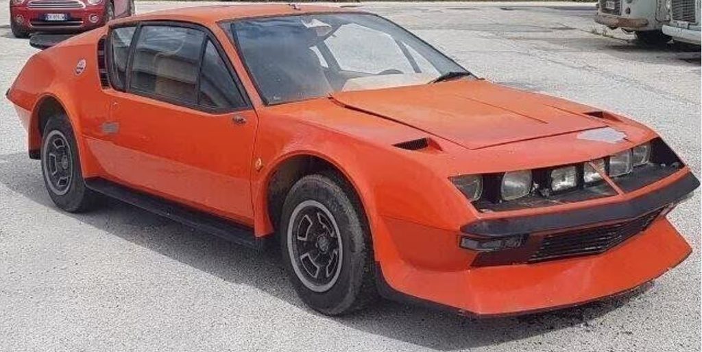 Alpine A310 VF 1600 injection de 1975 orange, avec carrosserie à restaurer et face avant à six phares.