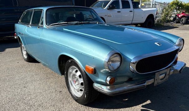 Volvo P1800 ES de 1972 bleu métallisé, photographiée de trois quarts avant, avec sa longue carrosserie de break de chasse.