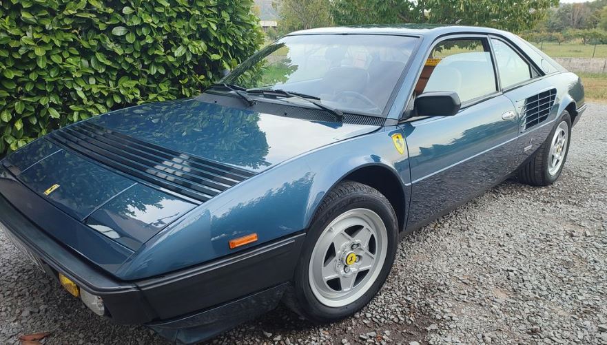 Ferrari Mondial 8 de 1982 bleue, coupé V8 italien retrouvé parmi les sorties de grange