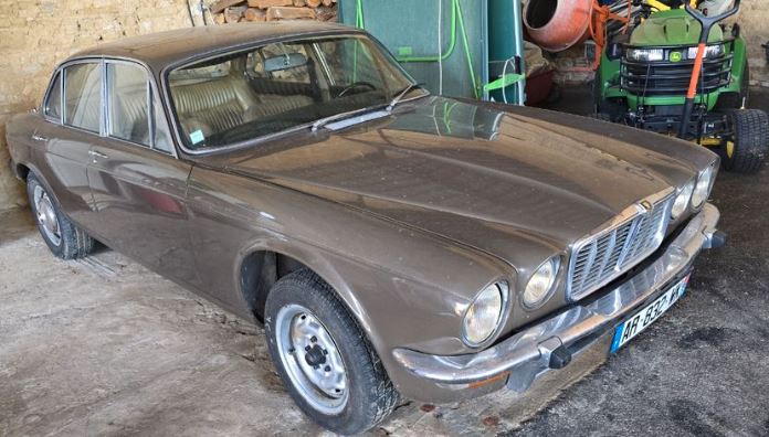 Jaguar XJ6 4.2 de 1975 marron, berline britannique ancienne entreposée dans une grange
