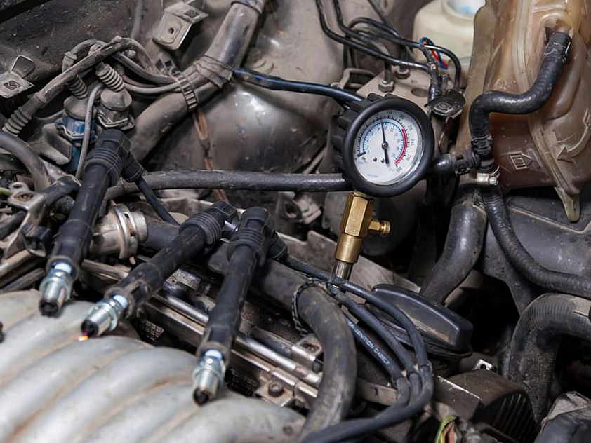 Contrôle de la pression de compression d'un cylindre moteur à l'aide d'un compressiomètre.