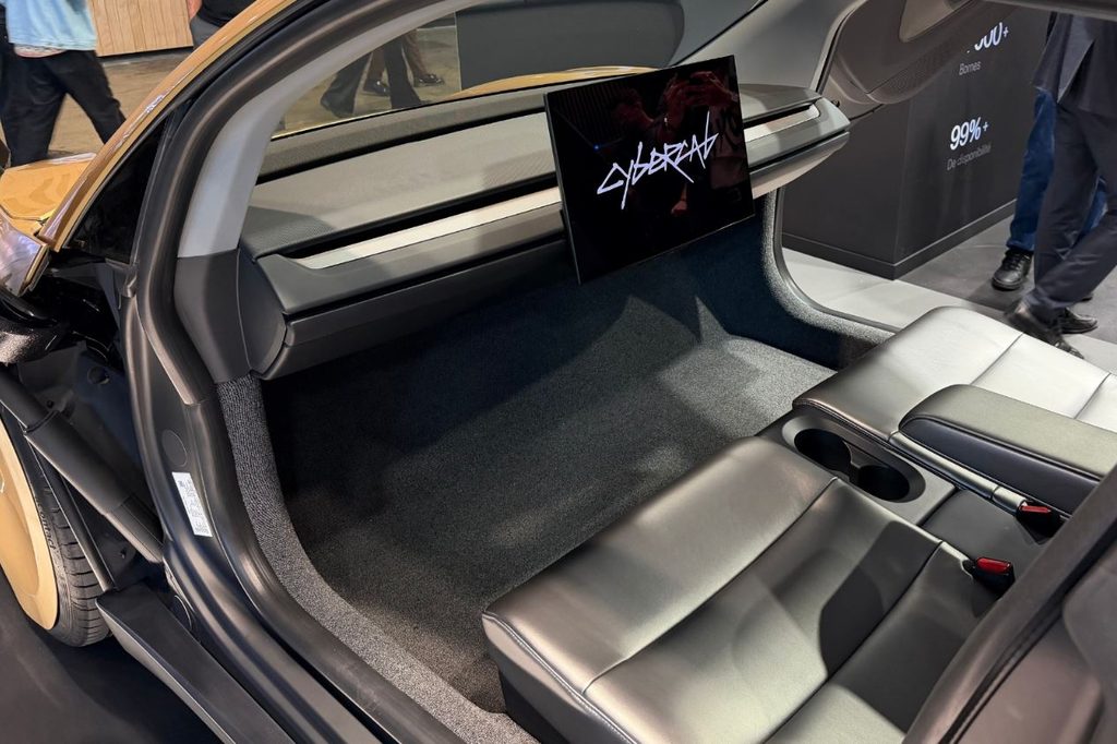 Intérieur du Tesla Cybercab montrant ses deux sièges, son écran central et l'absence de volant et de pédales.