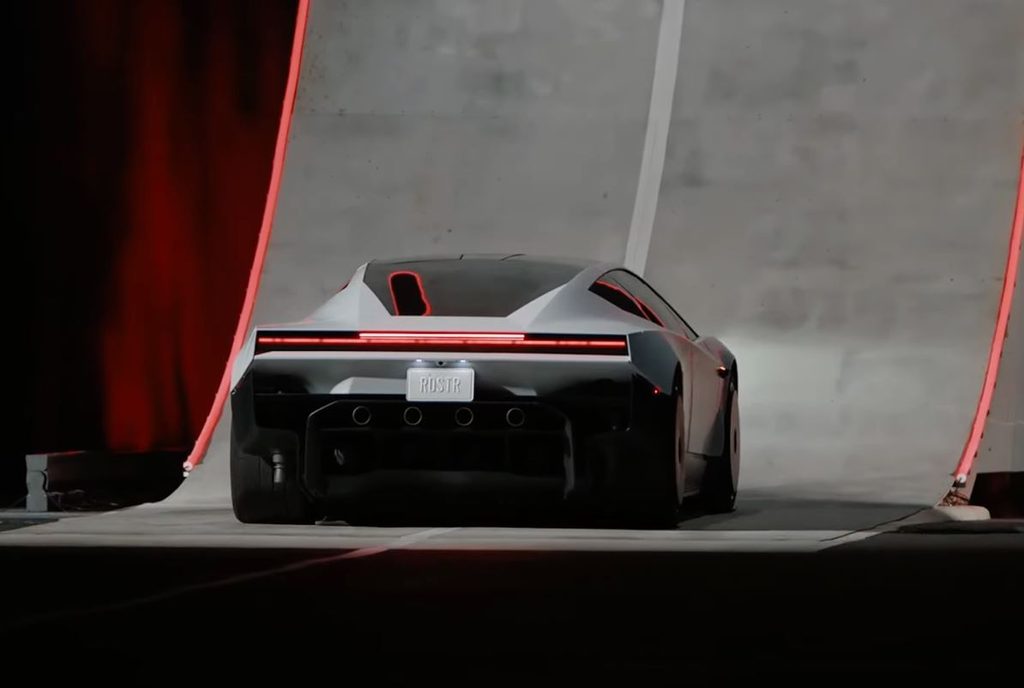 Nouveau Tesla Roadster 2026 vu de l'arrière au pied de la rampe utilisée pour la démonstration de roulage inversé.