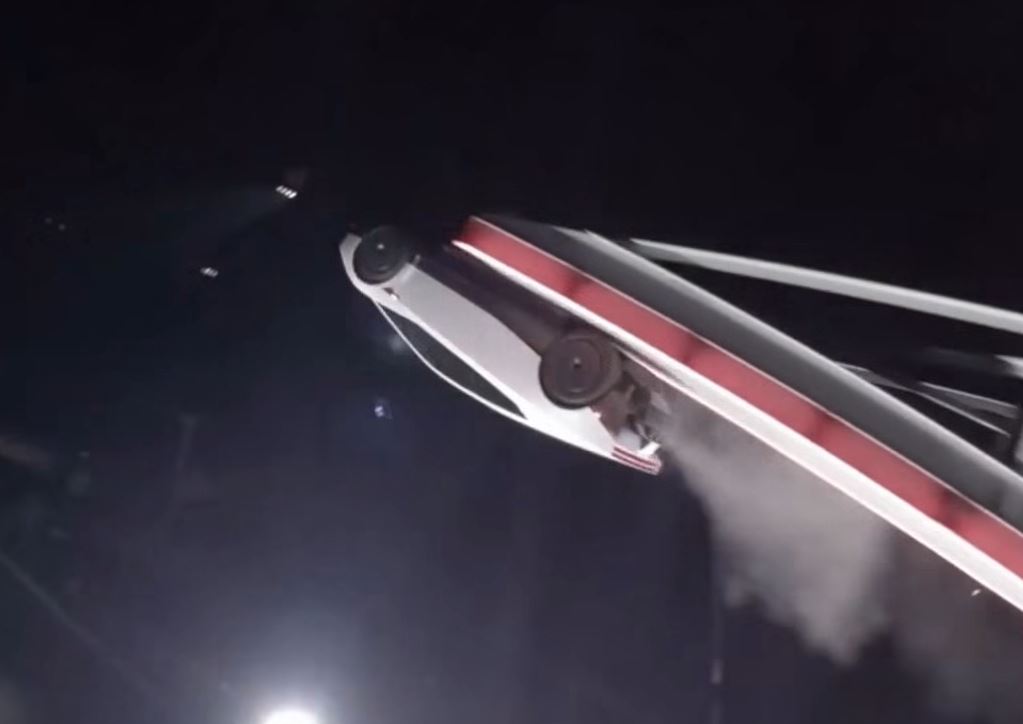 Nouveau Tesla Roadster 2026 quittant une rampe incurvée, roues en l'air, pendant sa démonstration de propulsion auxiliaire.