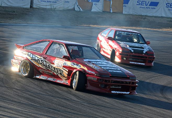 Toyota AE86 en drift, discipline qui a contribué à sa réputation au Japon