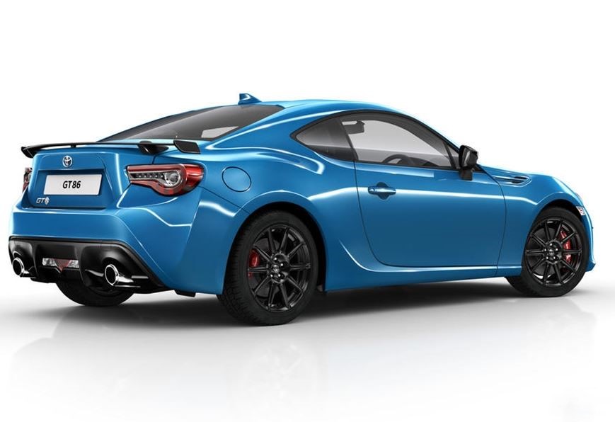 Toyota GT86 bleue vue de trois quarts arrière, avec ses jantes noires, son becquet et sa double sortie d'échappement.