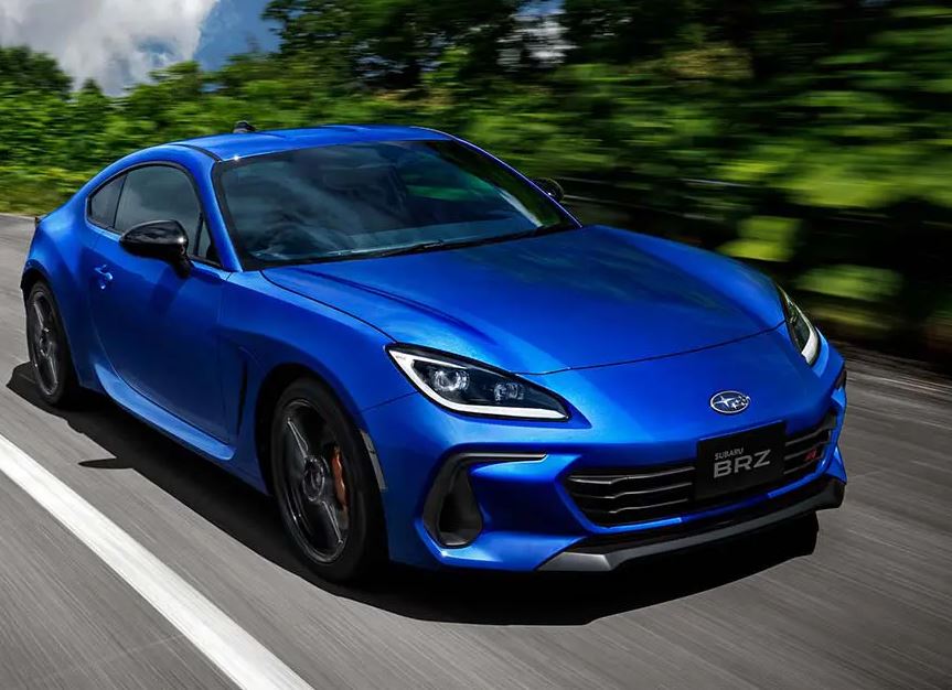 Subaru BRZ bleue photographiée de trois quarts avant en mouvement, coupé sportif développé conjointement avec la Toyota GT86.