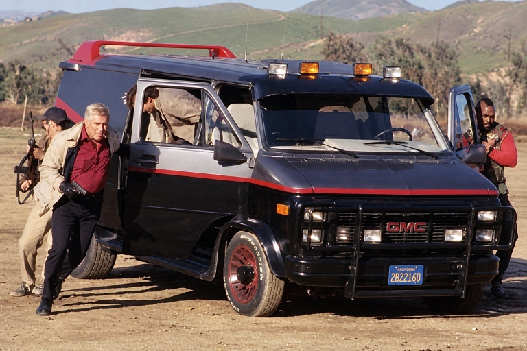 GMC Vandura de L'Agence tous risques entouré des personnages de la série, lors d'une scène en extérieur.