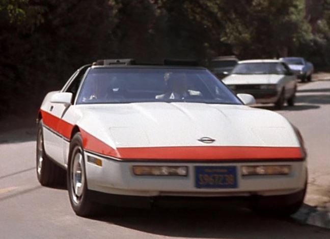 Chevrolet Corvette C4 blanche à bande rouge conduite par Futé dans la série L'Agence tous risques des années 1980.