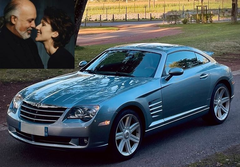 Céline Dion et René Angélil en médaillon avec une Chrysler Crossfire argentée