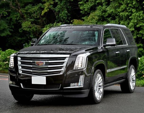 Cadillac Escalade noir, grand SUV américain associé aux voitures de Céline Dion