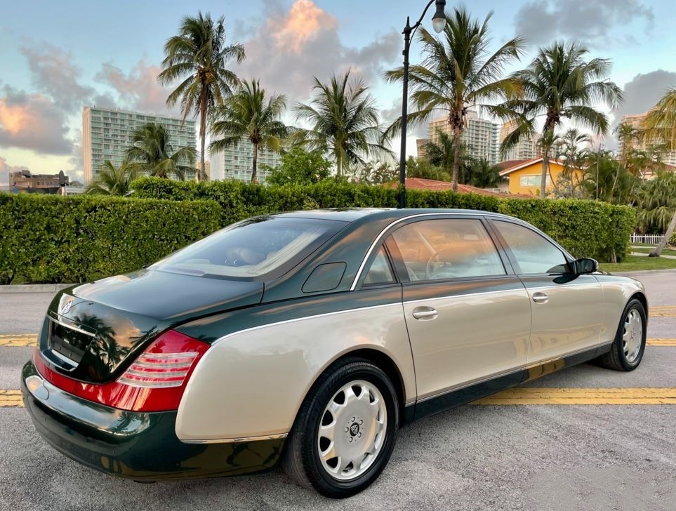 Maybach 62 bicolore photographiée de trois quarts arrière