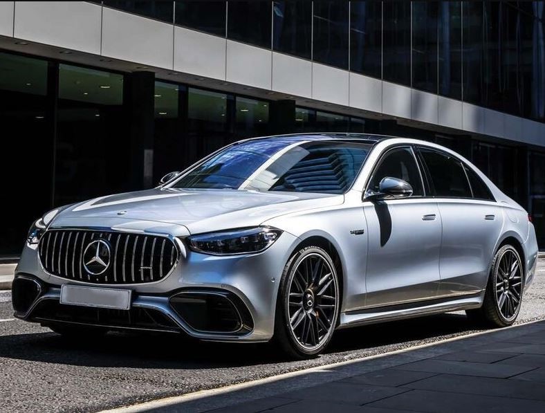 Mercedes-AMG Classe S argentée, berline allemande de prestige
