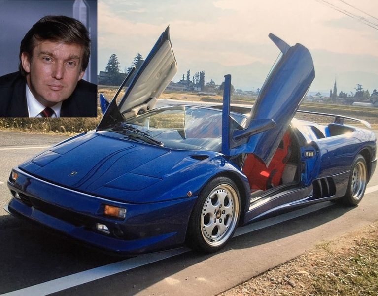 Lamborghini Diablo VT Roadster bleue de 1997 ayant appartenu à Donald Trump, avec son portrait en médaillon.