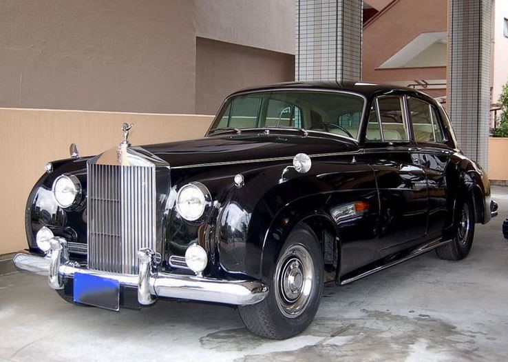 Rolls-Royce Silver Cloud noire des années 1950, modèle emblématique des premières voitures de Donald Trump.