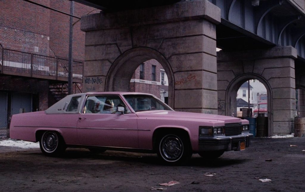 Robert De Niro devant une Mercedes lors d’une scène de Ronin
