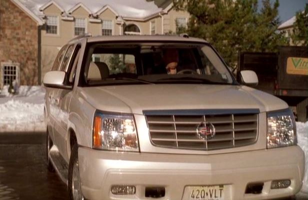 Cadillac Escalade blanc devant la maison de Tony Soprano, dans une scène de la série Les Soprano.