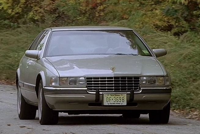 Cadillac Seville SLS grise vue de face dans une scène de la série Les Soprano.