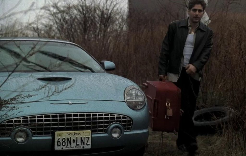 Christopher Moltisanti à côté d'une Ford Thunderbird bleu clair dans la série Les Soprano.