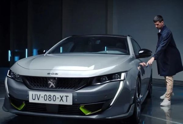 Novak Djokovic découvrant la Peugeot 508 PSE durant son partenariat avec Peugeot