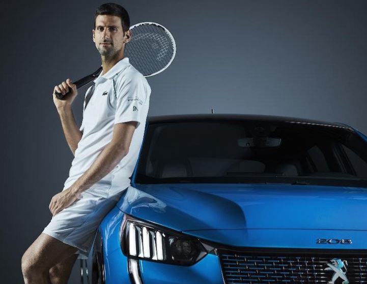 Novak Djokovic avec une Peugeot e-208 durant son partenariat avec Peugeot