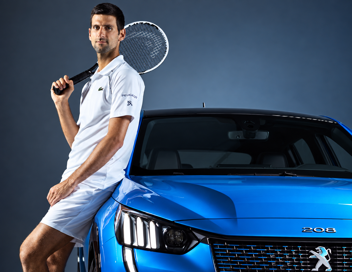 Novak Djokovic avec une Peugeot e-208 durant son partenariat avec Peugeot