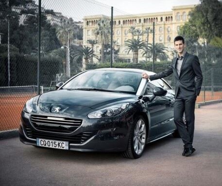 Novak Djokovic aux côtés d’une Peugeot RCZ lors de son partenariat avec Peugeot