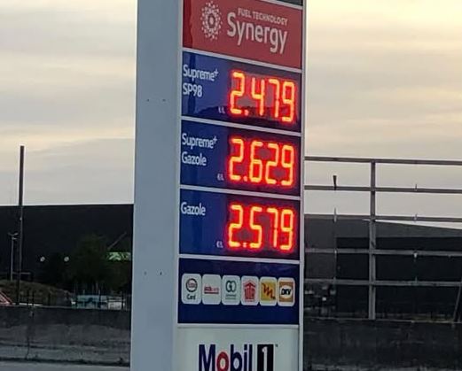 Prix élevés de l’essence et du gazole dans une station-service en septembre 2026