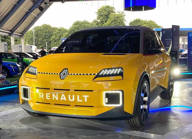 Renault 5 électrique exposée sur un salon automobile