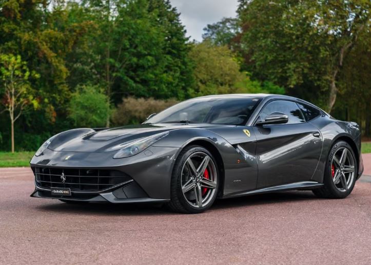 Ferrari F12 Berlinetta grise, sportive à moteur V12 associée à Jason Statham.