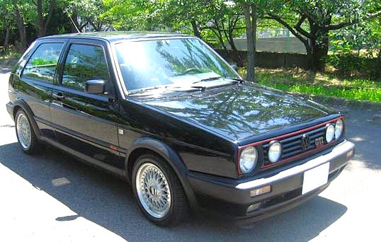 Volkswagen Golf GTI deuxième génération noire, modèle des premières voitures de Jason Statham.