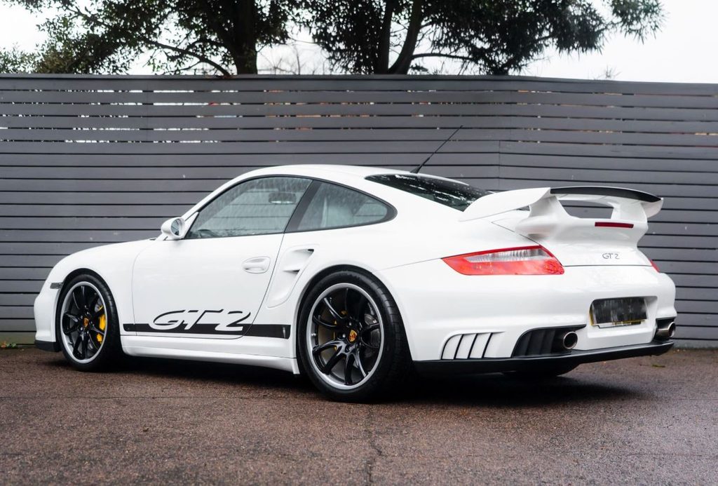 Porsche 911 GT2 génération 997 blanche, sportive radicale également possédée par Jason Statham.