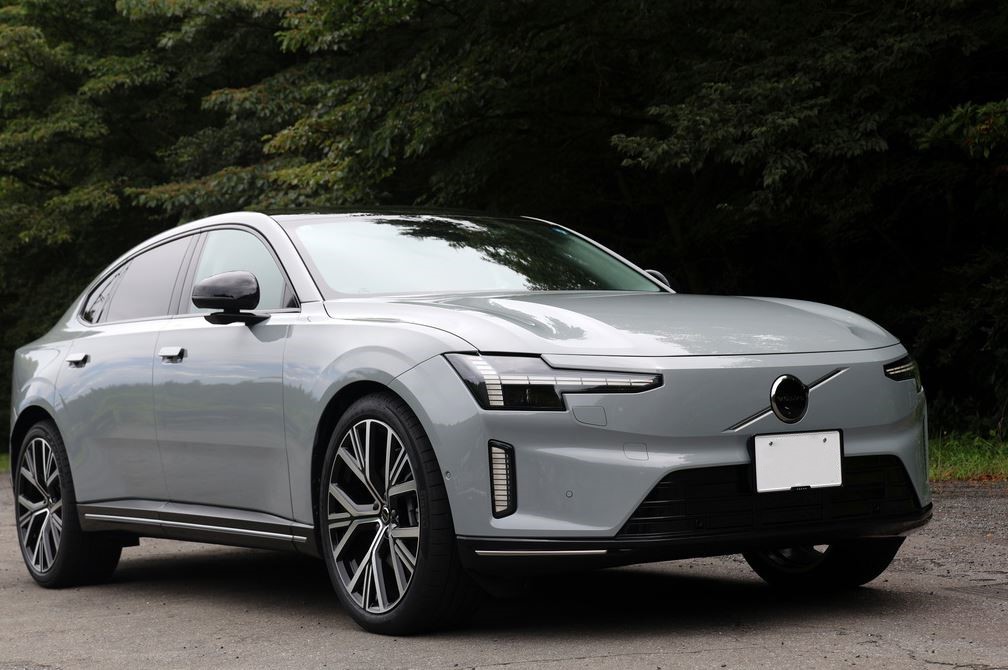 Volvo ES90 électrique grise photographiée de trois quarts avant, avec ses projecteurs LED et ses grandes jantes.
