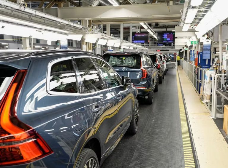 Chaîne de production automobile Volvo en Suède, avec plusieurs SUV en cours d'assemblage dans une usine du constructeur.