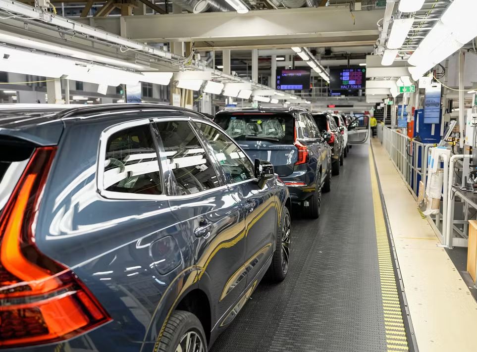 Chaîne de production automobile Volvo en Suède, avec plusieurs SUV en cours d'assemblage dans une usine du constructeur.