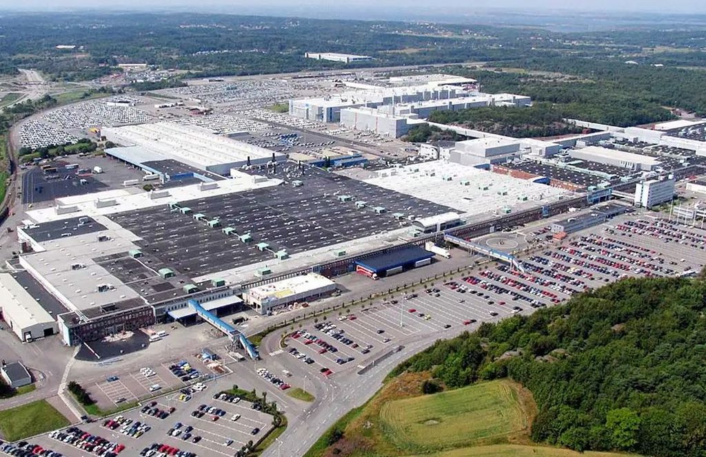 Vue aérienne du vaste complexe industriel Volvo de Göteborg, en Suède, avec ses bâtiments de production et ses parkings.